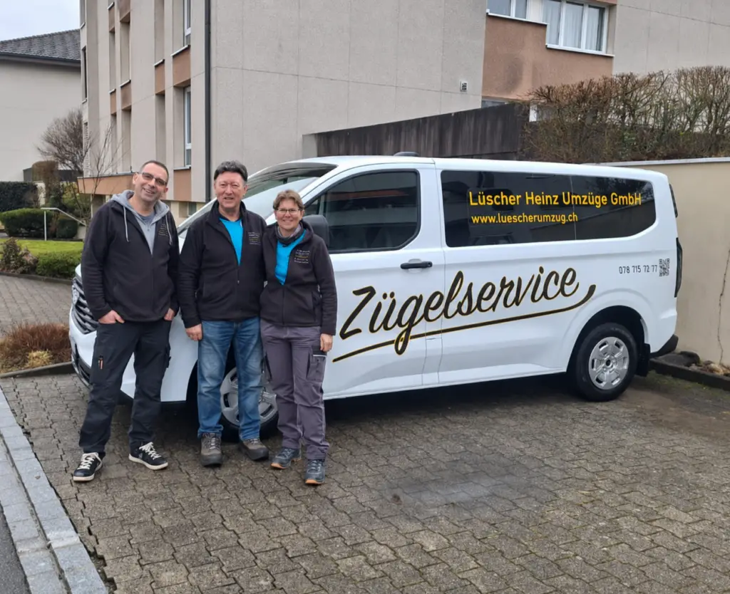 Das Team der Lüscher Heinz Umzüge GmbH vor dem Zügelservice-Firmenwagen
